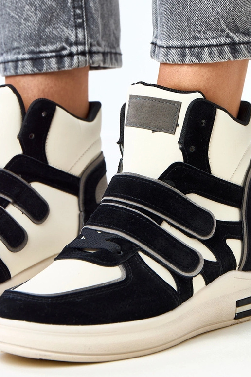 Augsti melnbalti sporta apavi ar...