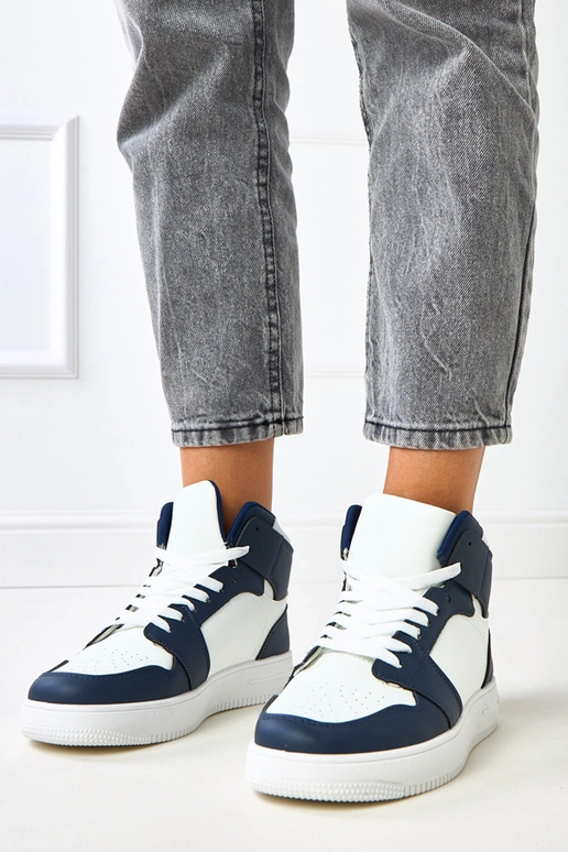 Augsti balti tumši zili sporta apavi... Augsti balti tumši zili sporta apavi...