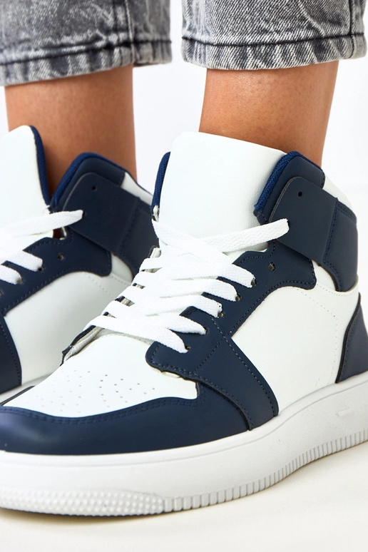 Augsti balti tumši zili sporta apavi... Augsti balti tumši zili sporta apavi...