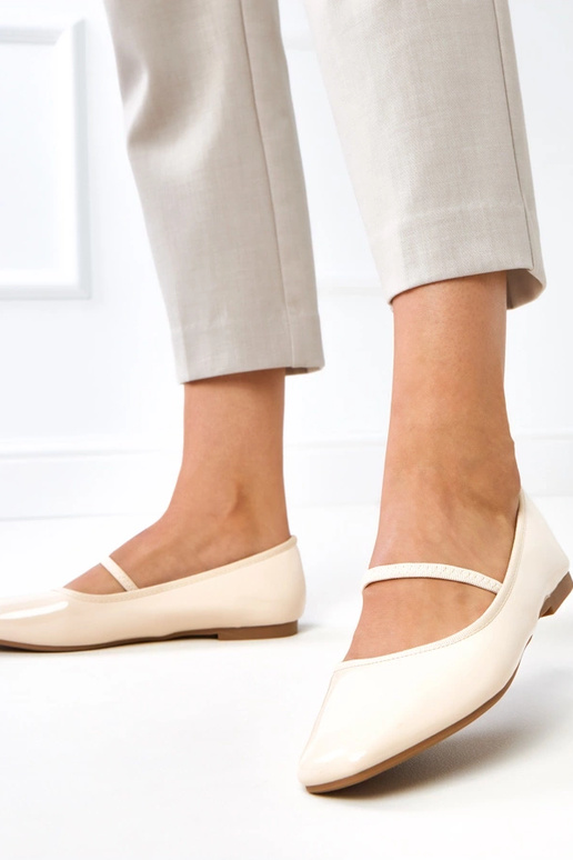 Smilšu krāsas lakoti balerīni ar... Smilšu krāsas lakoti balerīni ar...