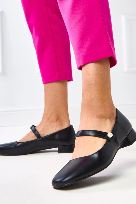 Melni zemu papēžu apavi ar dekoratīvu...