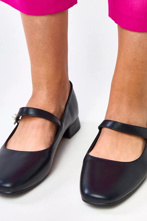 Melni zemu papēžu apavi ar dekoratīvu...