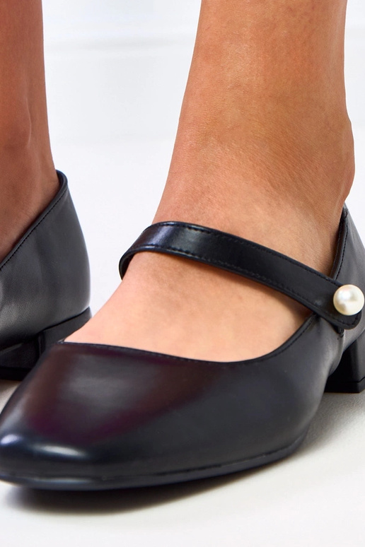 Melni zemu papēžu apavi ar dekoratīvu...