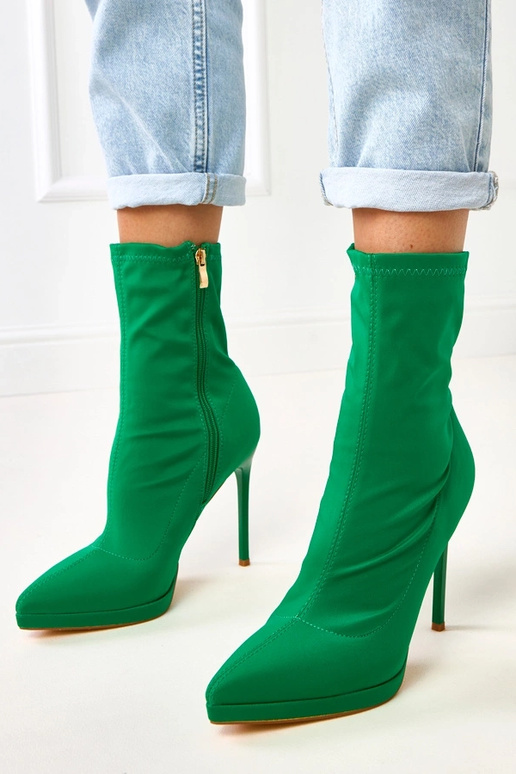 Zaļi satīna zābaki uz augsta papēža...