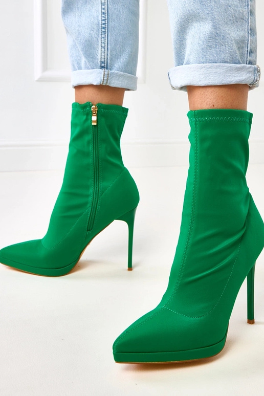 Zaļi satīna zābaki uz augsta papēža...