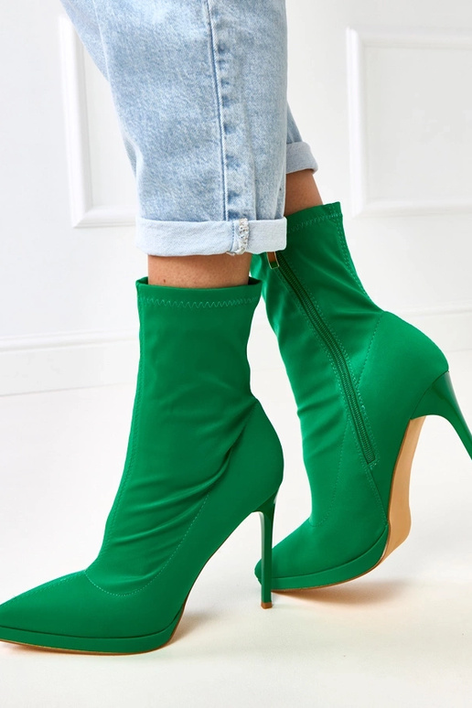 Zaļi satīna zābaki uz augsta papēža...