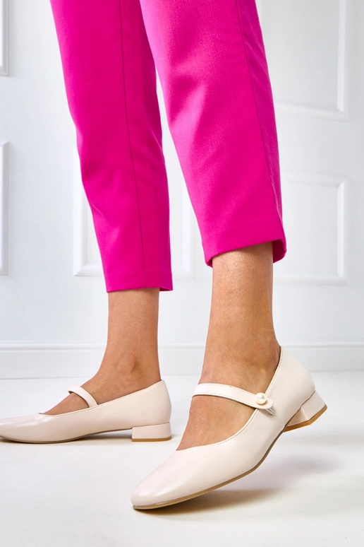 Smilšu krāsas apavi ar papēdi un...