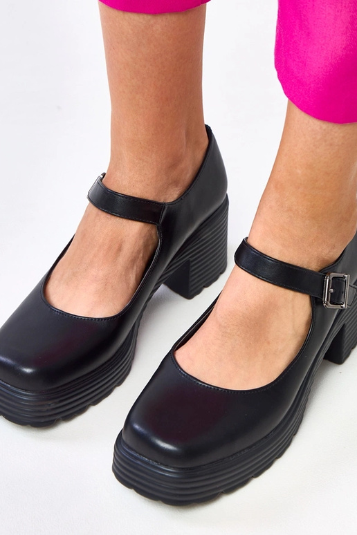 Melni puszābaki ar papēdi un aizdari... Melni puszābaki ar papēdi un aizdari...