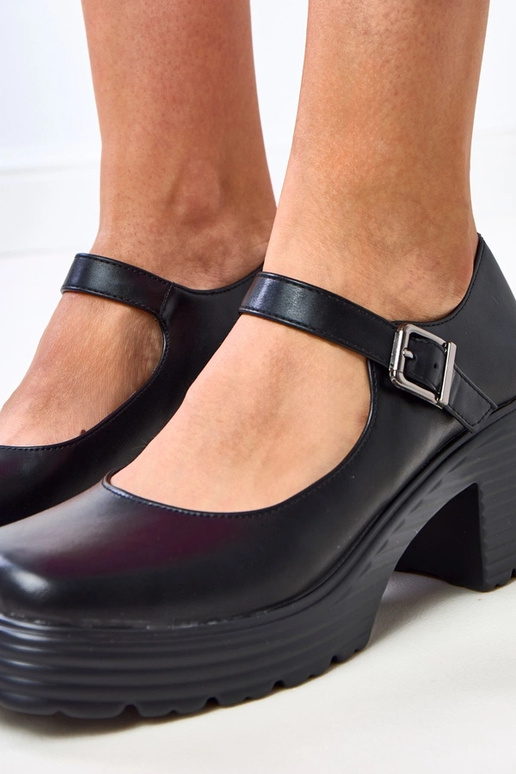 Melni puszābaki ar papēdi un aizdari... Melni puszābaki ar papēdi un aizdari...