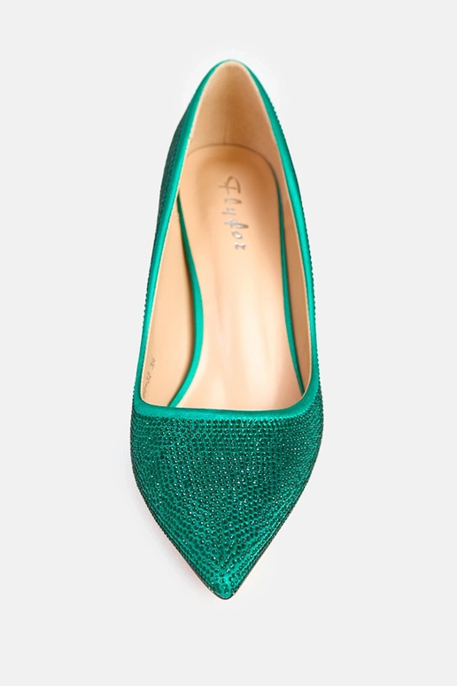 Zaļi satīna augstpapēžu apavi ar... Zaļi satīna augstpapēžu apavi ar...