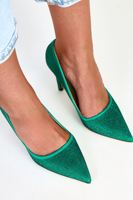 Zaļi satīna augstpapēžu apavi ar... Zaļi satīna augstpapēžu apavi ar...