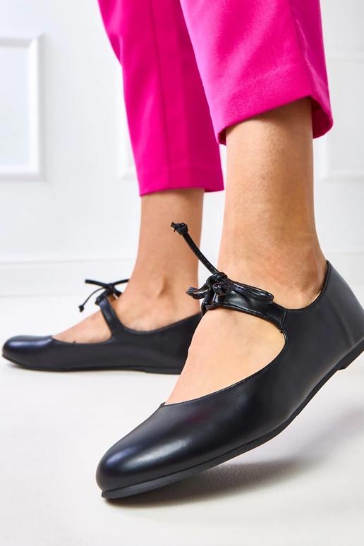 Melnas balerīnas, kas sasienas ap... Melnas balerīnas, kas sasienas ap...