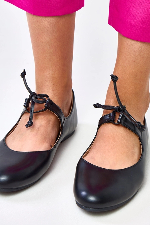 Melnas balerīnas, kas sasienas ap... Melnas balerīnas, kas sasienas ap...