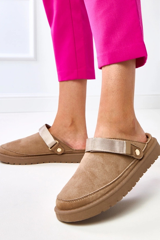 Bēšas muļas ar Miluska uzlīmi