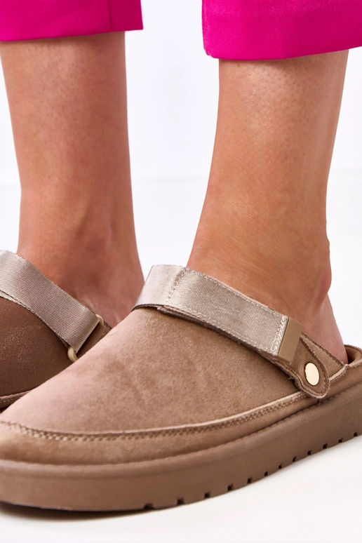 Bēšas muļas ar Miluska uzlīmi