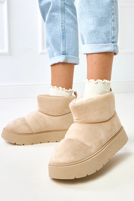 Gaiši smilšu krāsas siltināti sniega...