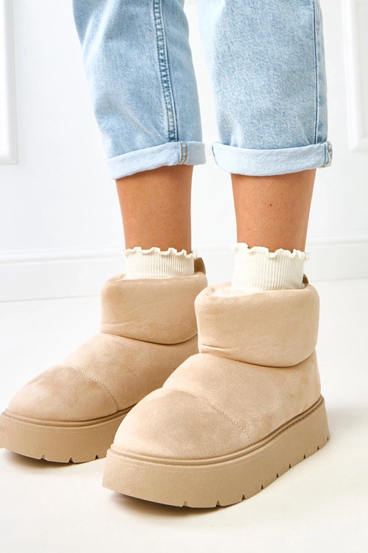 Gaiši smilšu krāsas siltināti sniega...