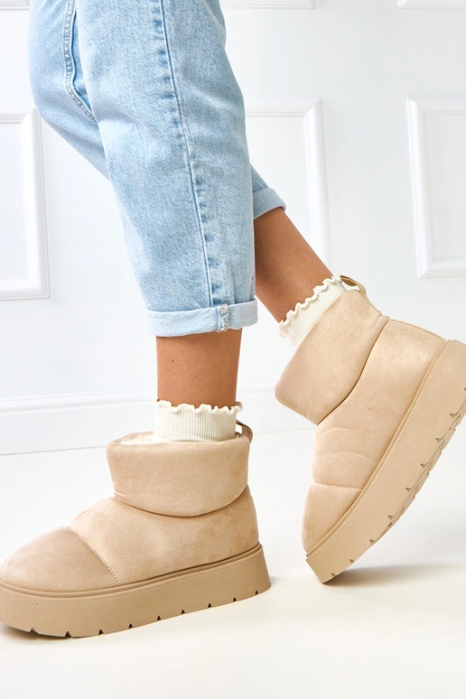 Gaiši smilšu krāsas siltināti sniega...