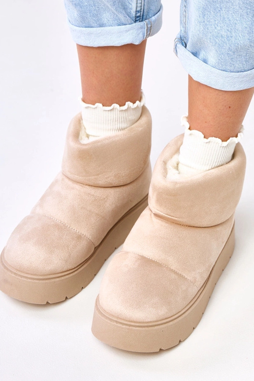 Gaiši smilšu krāsas siltināti sniega...