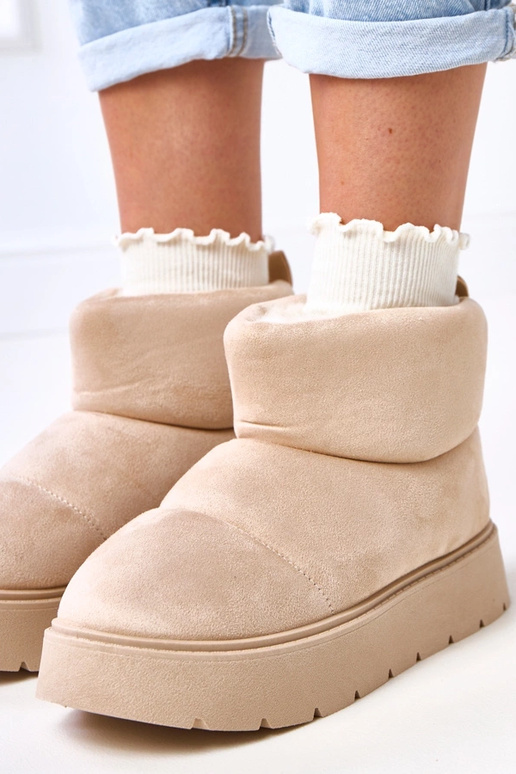 Gaiši smilšu krāsas siltināti sniega...