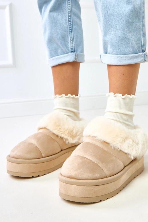 Smilšu krāsas īsi siltināti sniega...