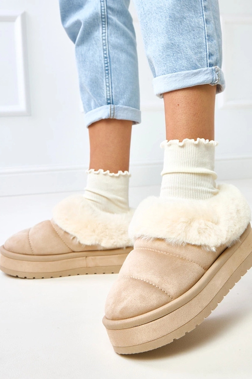 Smilšu krāsas īsi siltināti sniega...