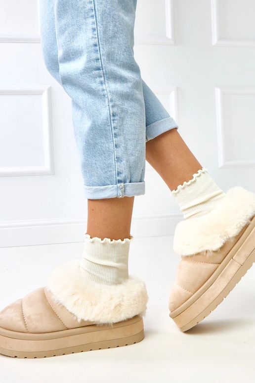 Smilšu krāsas īsi siltināti sniega...