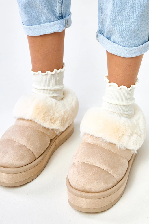 Smilšu krāsas īsi siltināti sniega...