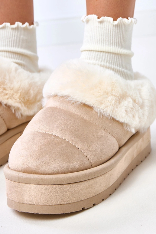 Smilšu krāsas īsi siltināti sniega...