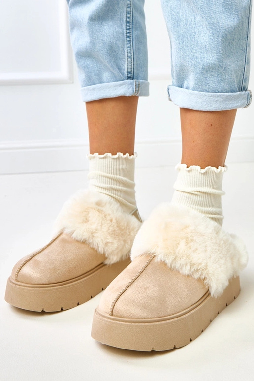 Smilšu krāsas īsi siltināti sniega...