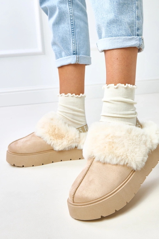 Smilšu krāsas īsi siltināti sniega...