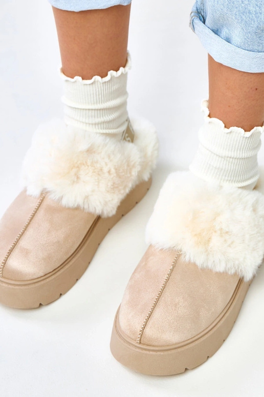 Smilšu krāsas īsi siltināti sniega...