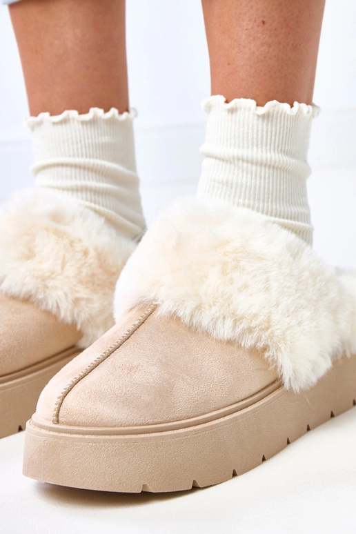 Smilšu krāsas īsi siltināti sniega...