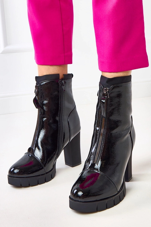 Melni lakoti zābaciņi uz stabiņa Sasa