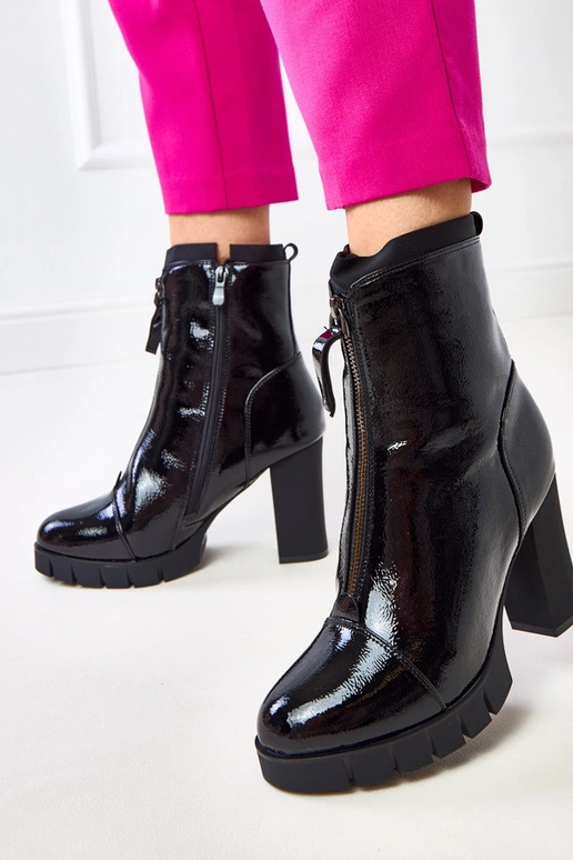 Melni lakoti zābaciņi uz stabiņa Sasa