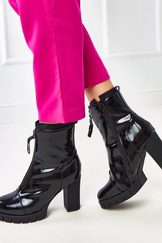 Melni lakoti zābaciņi uz stabiņa Sasa