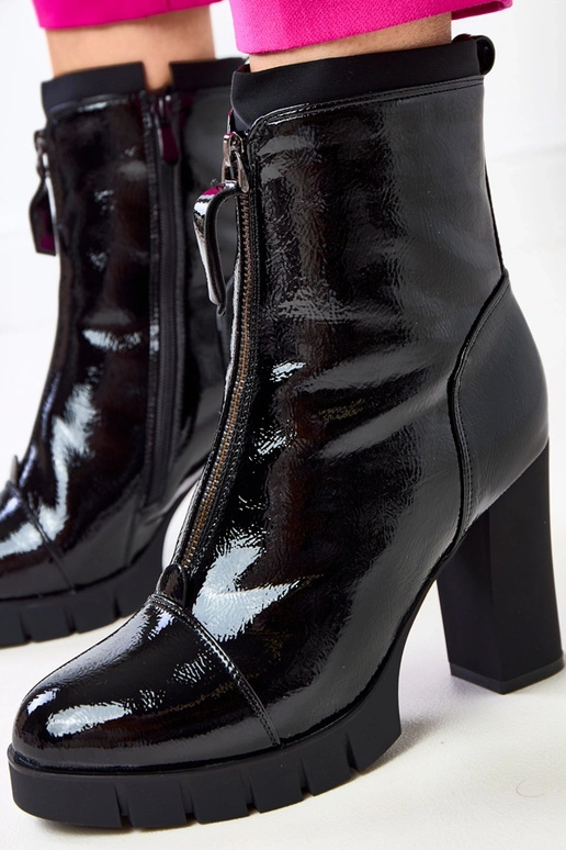 Melni lakoti zābaciņi uz stabiņa Sasa