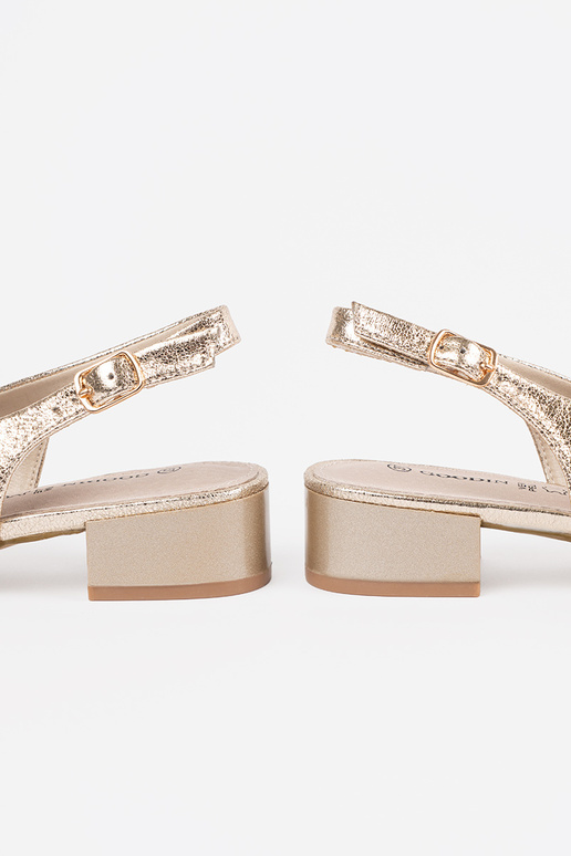 Zelta krāsas sandales uz zema papēža Zelta krāsas sandales uz zema papēža