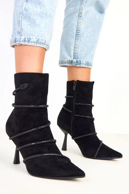 Melni zābaki uz papēža rotāti ar...