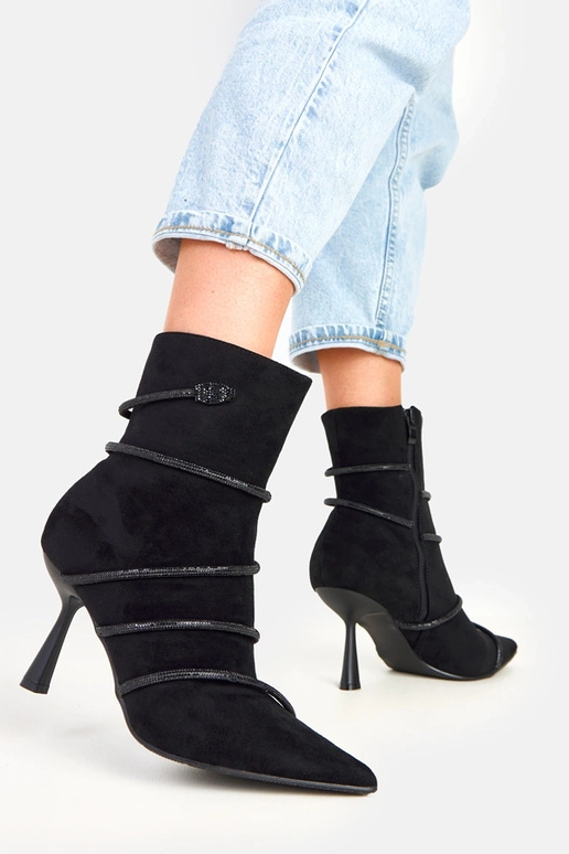 Melni zābaki uz papēža rotāti ar...