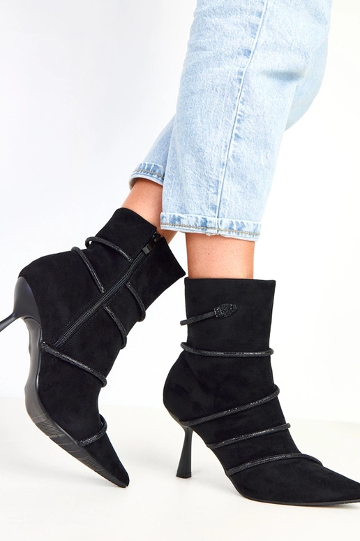 Melni zābaki uz papēža rotāti ar...