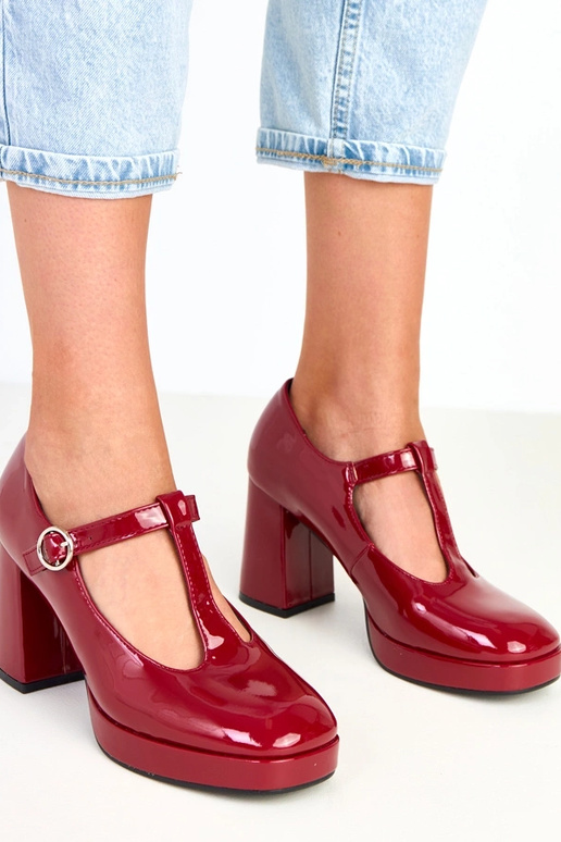 Bordo puszābaki uz stabiņa ar aizdari... Bordo puszābaki uz stabiņa ar aizdari...