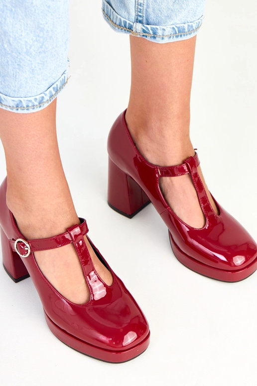 Bordo puszābaki uz stabiņa ar aizdari... Bordo puszābaki uz stabiņa ar aizdari...