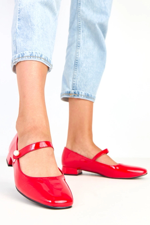 Sarkani lakoti augstpapēžu zābaki uz...