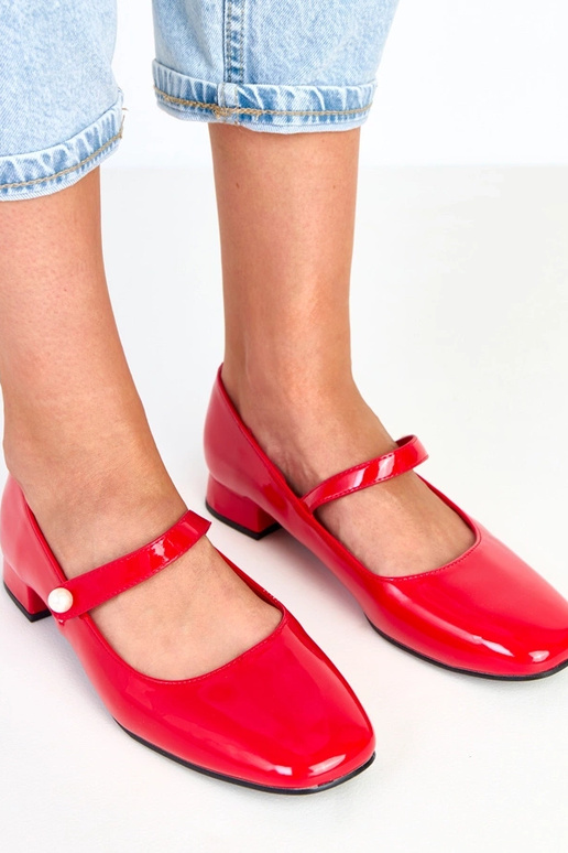 Sarkani lakoti augstpapēžu zābaki uz...