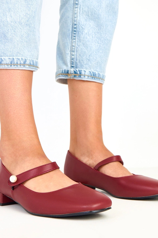 Bordo augstpapēžu zābaki uz stabiņa...