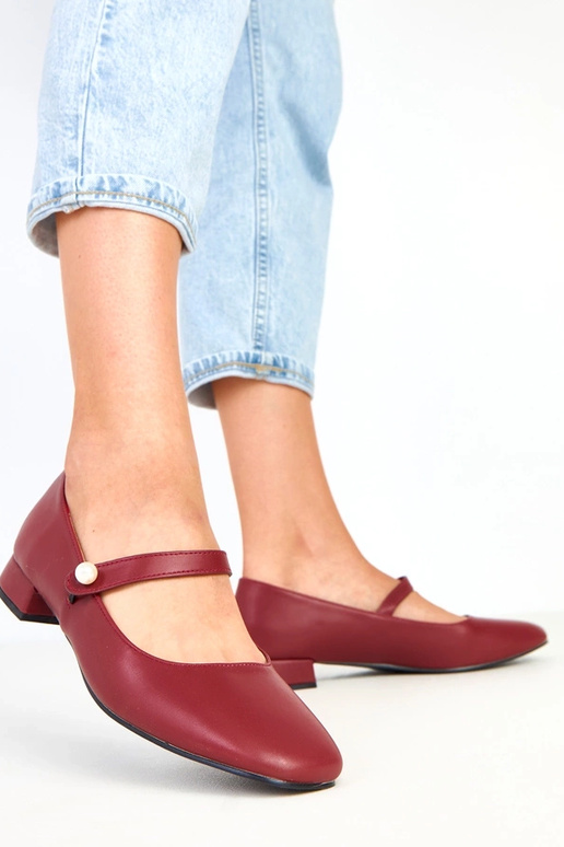 Bordo augstpapēžu zābaki uz stabiņa...