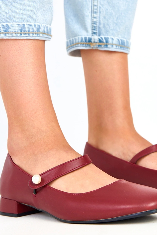 Bordo augstpapēžu zābaki uz stabiņa...