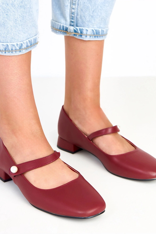 Bordo augstpapēžu zābaki uz stabiņa...