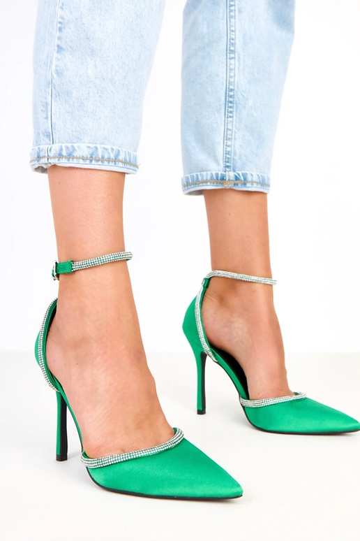 Zaļi satīna augstpapēžu zābaki ar... Zaļi satīna augstpapēžu zābaki ar...
